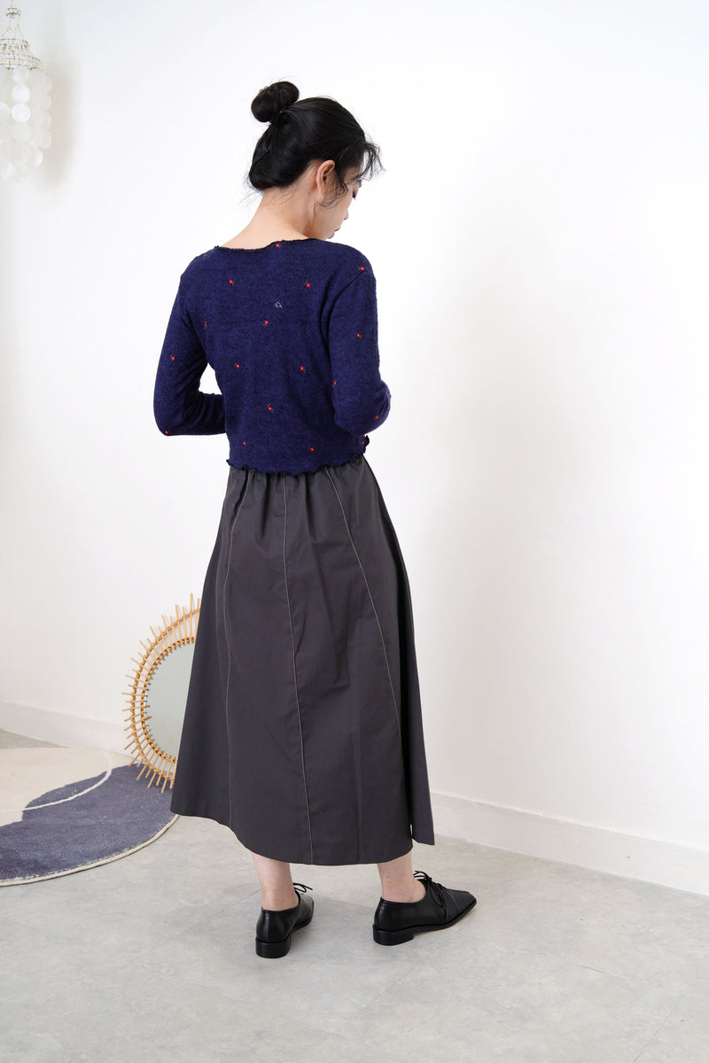 Grey buttons skirt w/ outline stitching