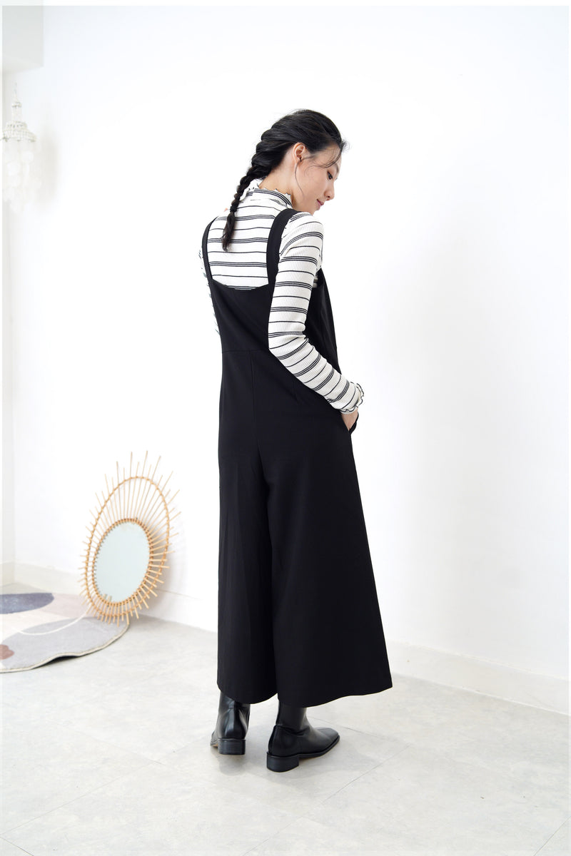 B/W stripes top in ruffle fringe