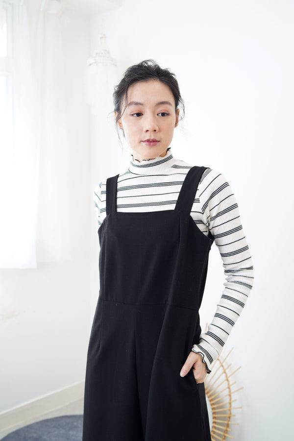 B/W stripes top in ruffle fringe