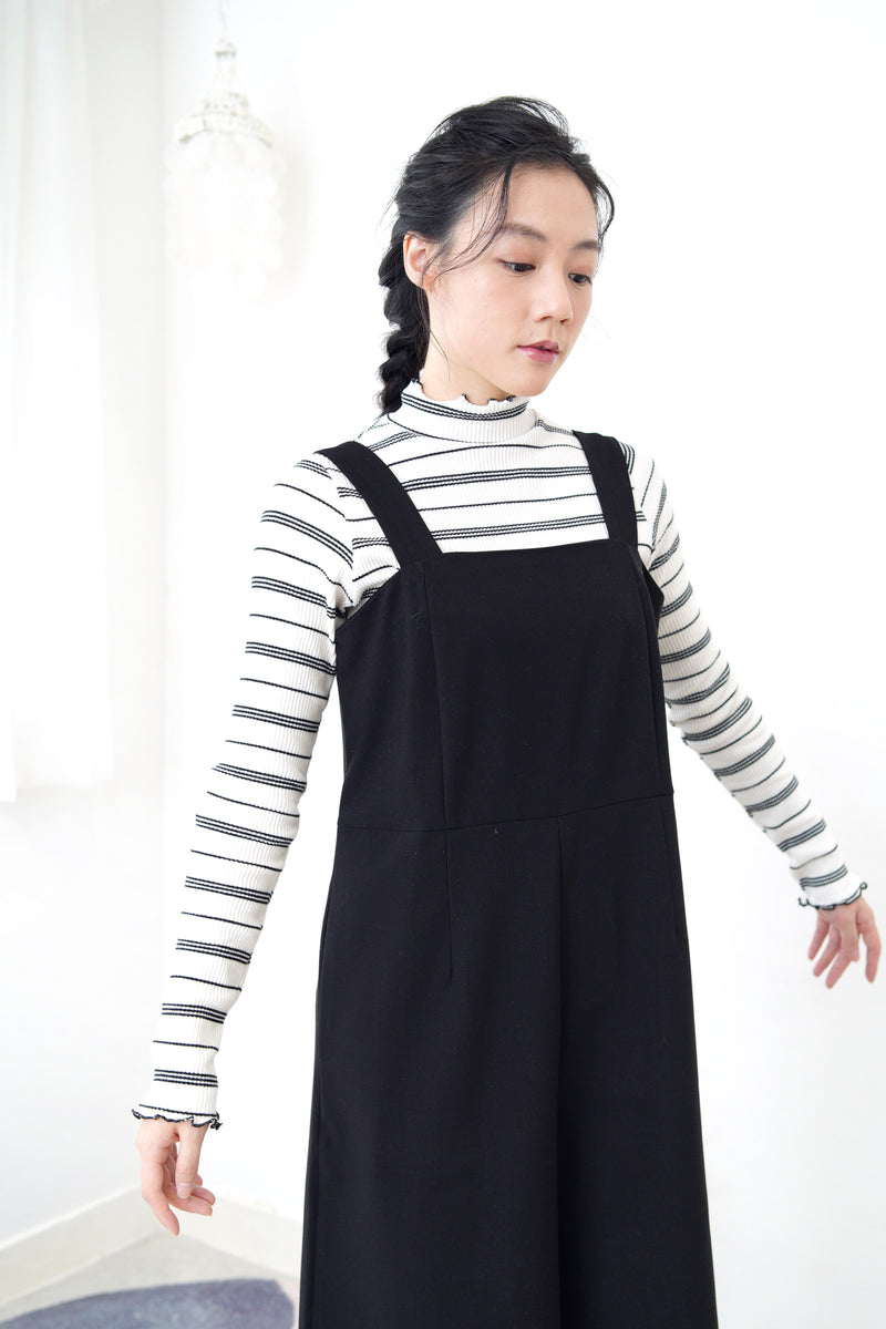 B/W stripes top in ruffle fringe
