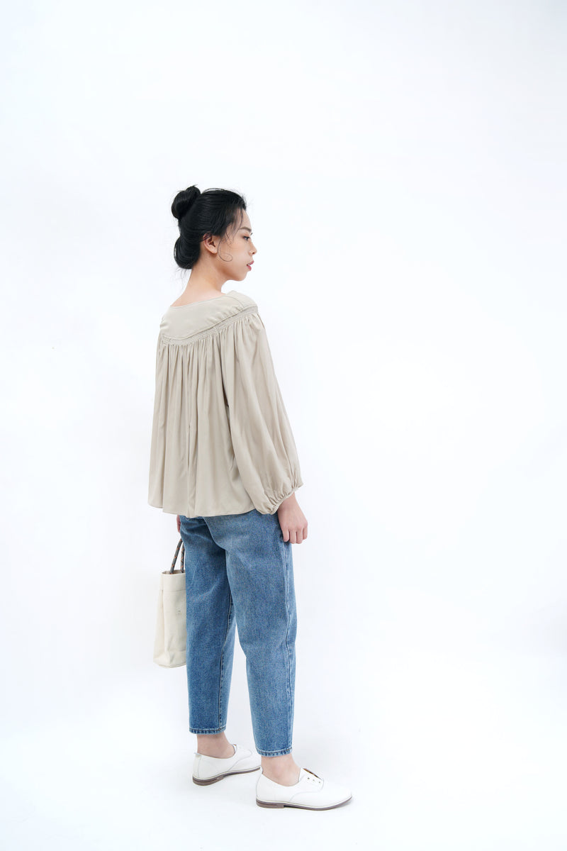 Oatmeal detail pleats blouse in boat collar