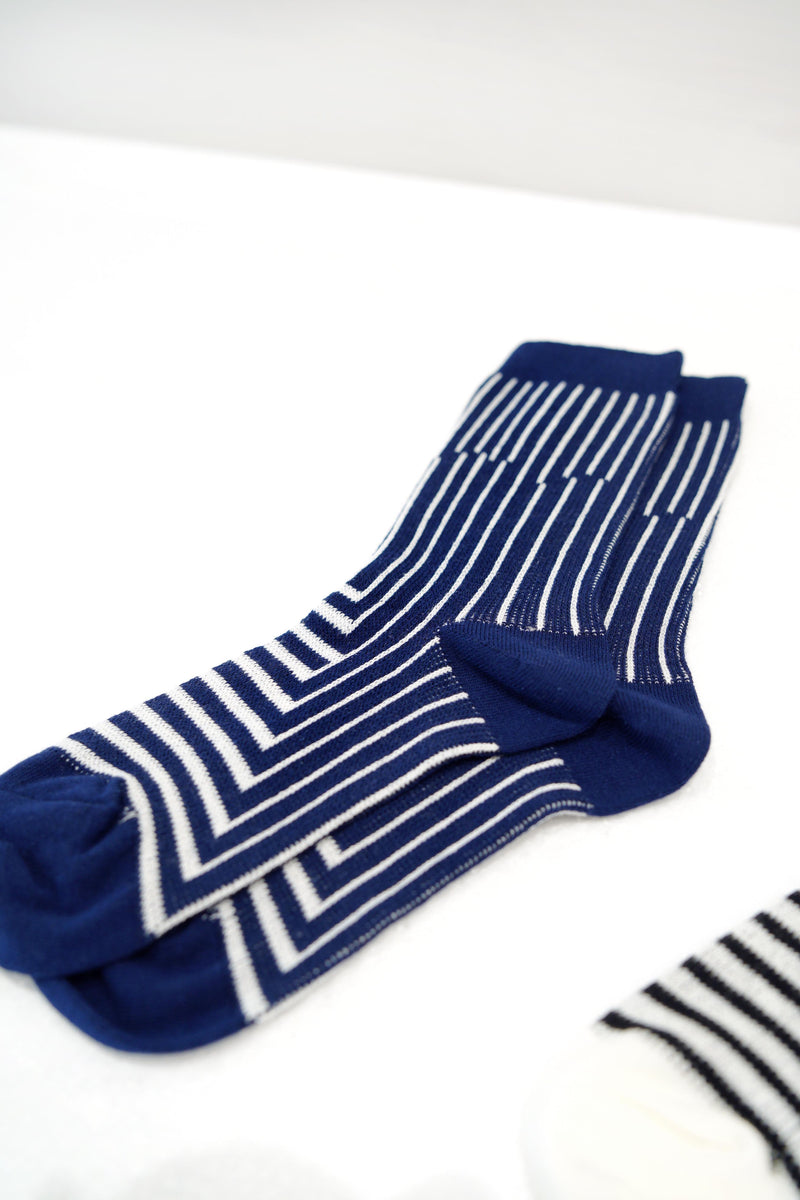 Line crossing socks