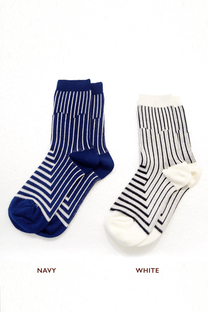 Line crossing socks