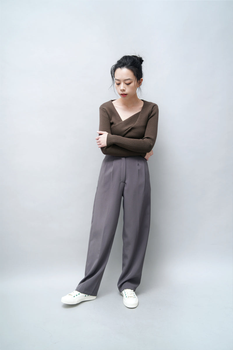 Grey pleated trousers w/ detail buckle