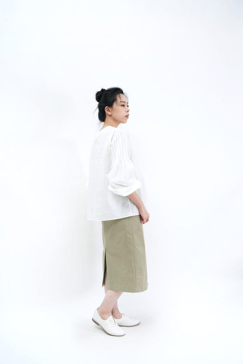 White detail shirt blouse w/ floral embro.