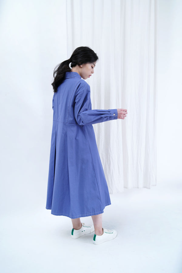 Blue outlined dress in round collar