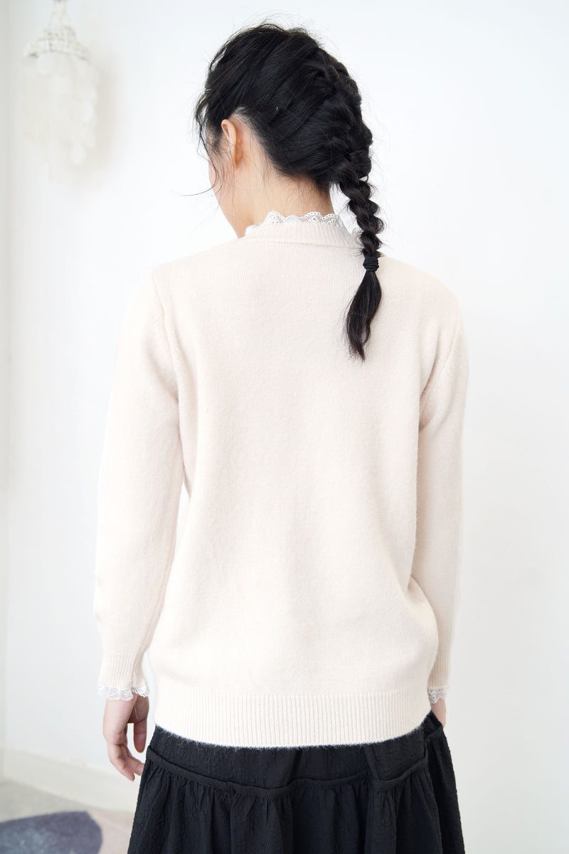 Ivory knit top w/ lace fringe detail