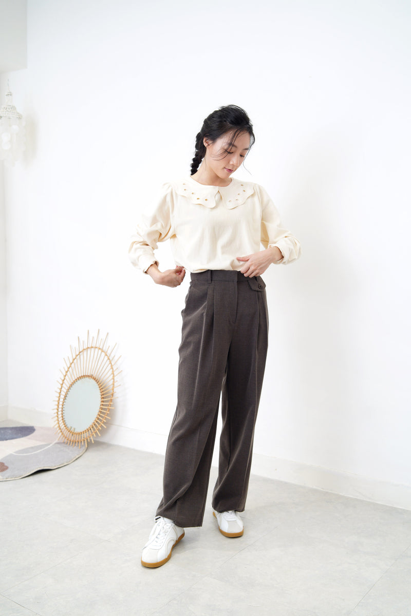 Ivory cotton blouse in details ruffle collar