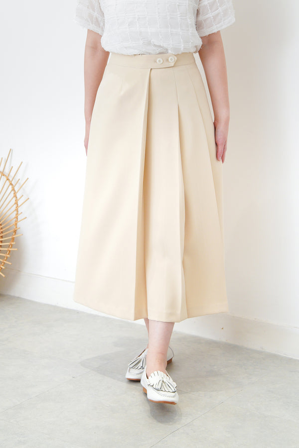 Cream pleats skirt w/ buttons