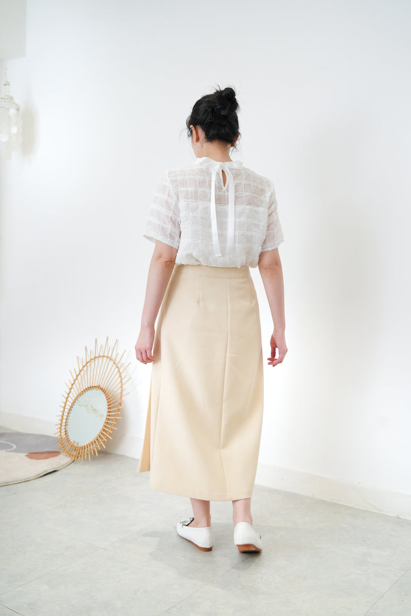 White detail pleats pattern blouse w/ ribbon