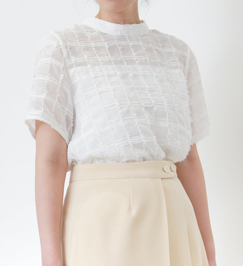White detail pleats pattern blouse w/ ribbon