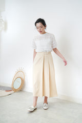 White detail pleats pattern blouse w/ ribbon