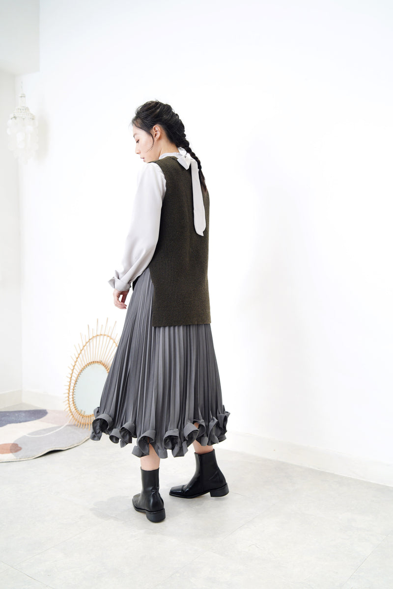 Grey pleats skirt in petal hem
