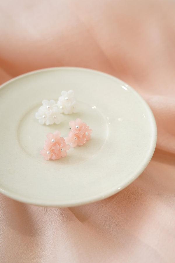 Milky flower bouquet earrings