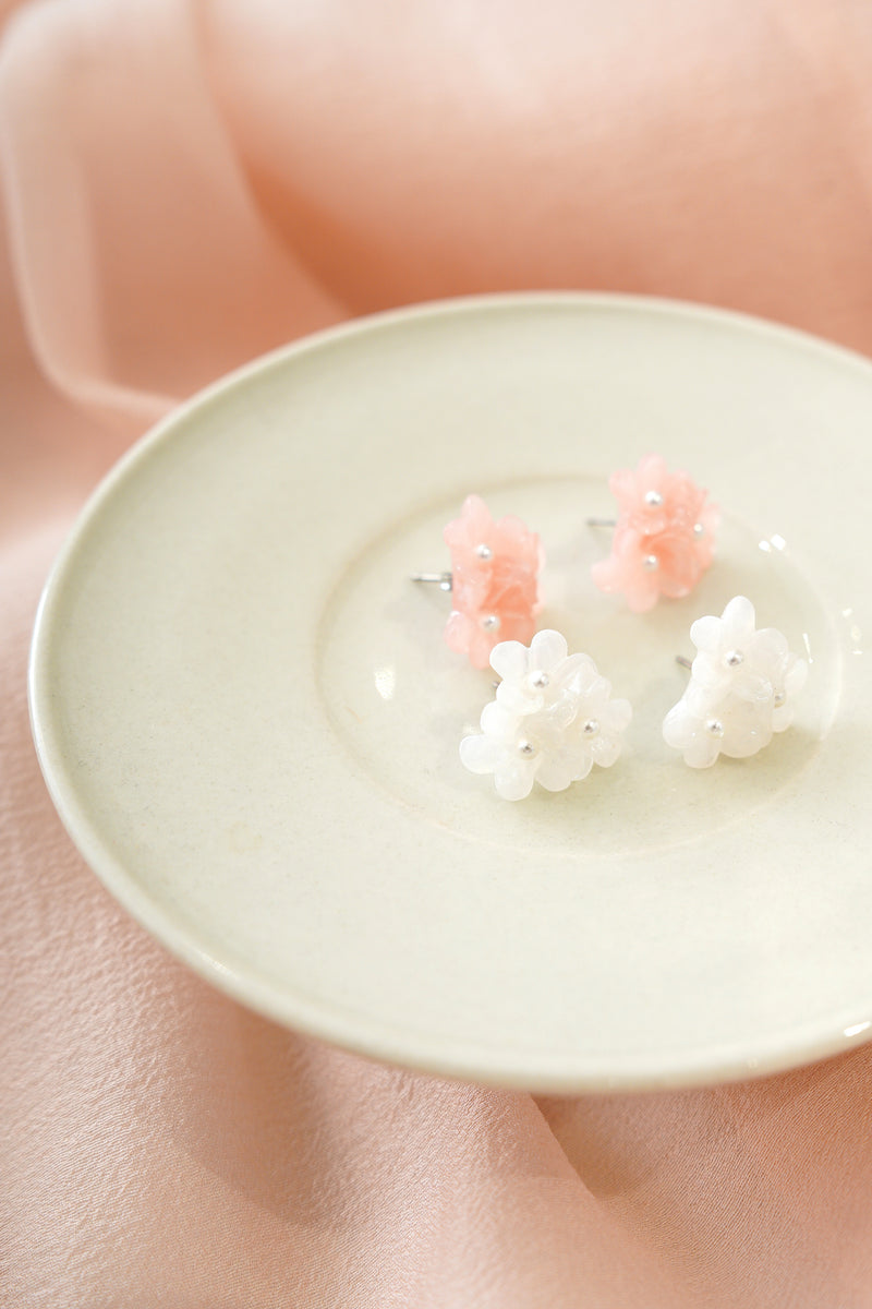 Milky flower bouquet earrings