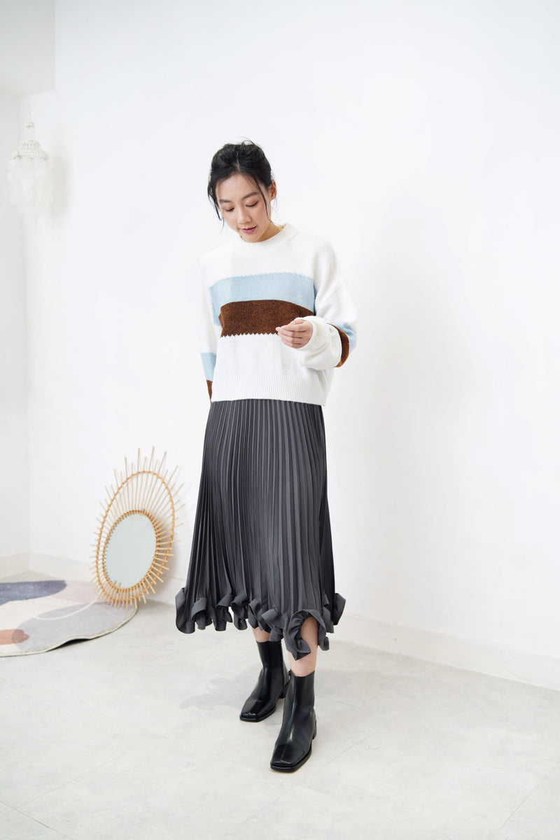 White crop cut sweater w/ contrast color