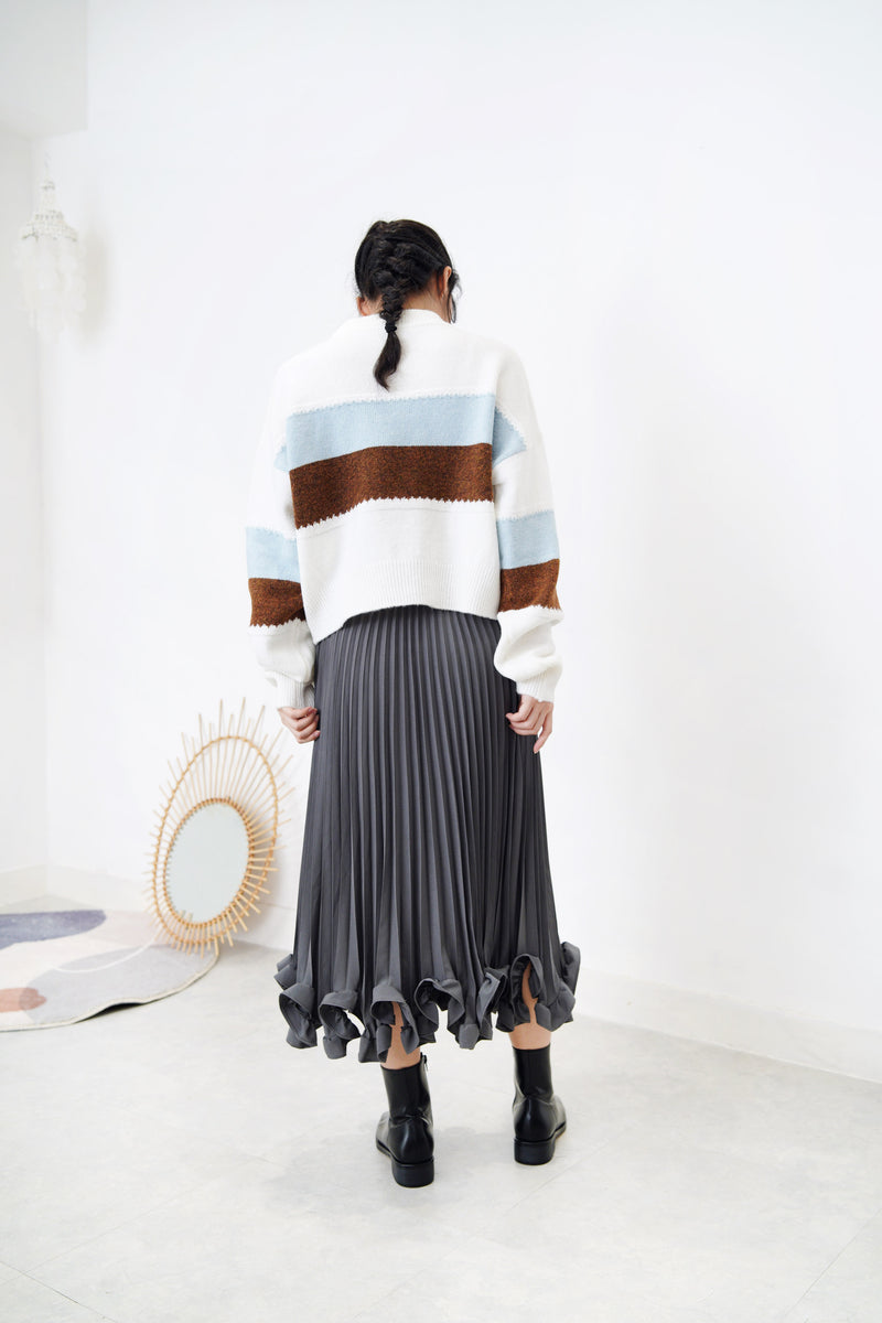 White crop cut sweater w/ contrast color