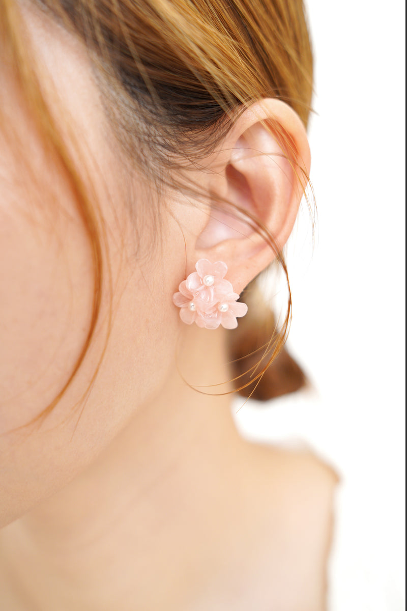 Milky flower bouquet earrings