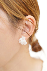 Milky flower bouquet earrings