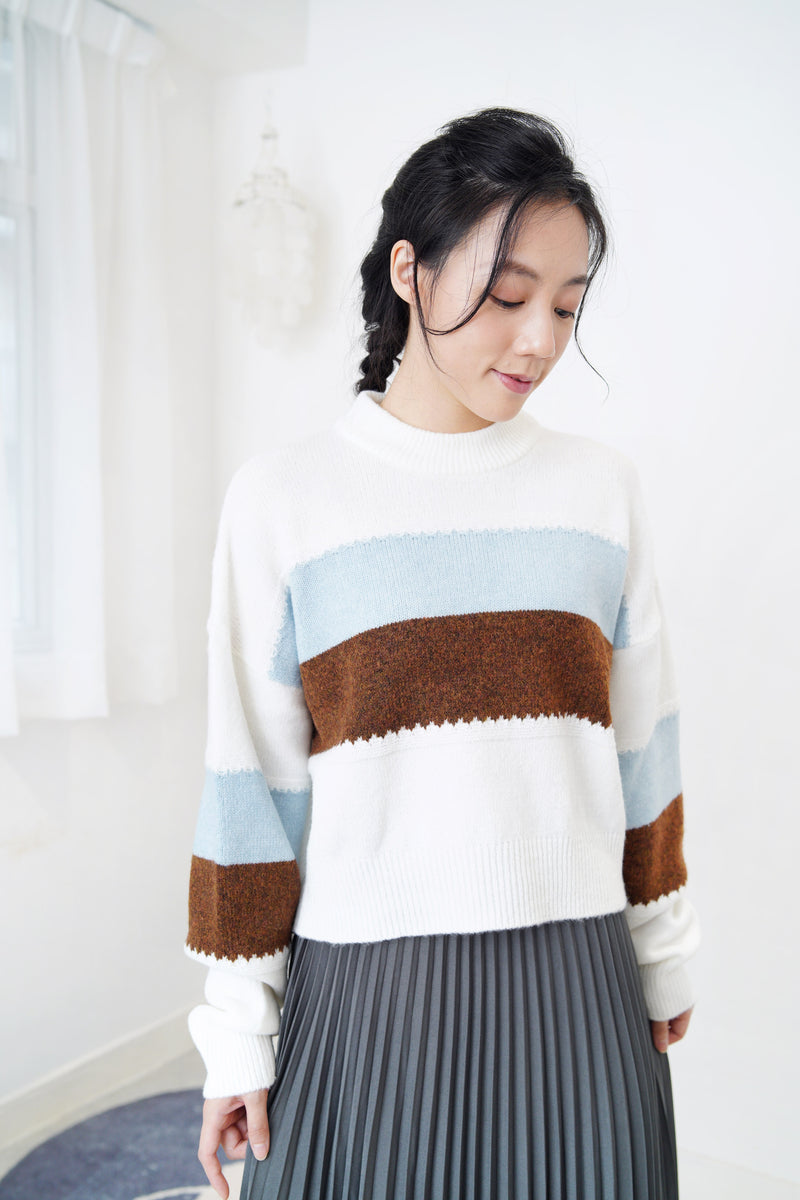 White crop cut sweater w/ contrast color