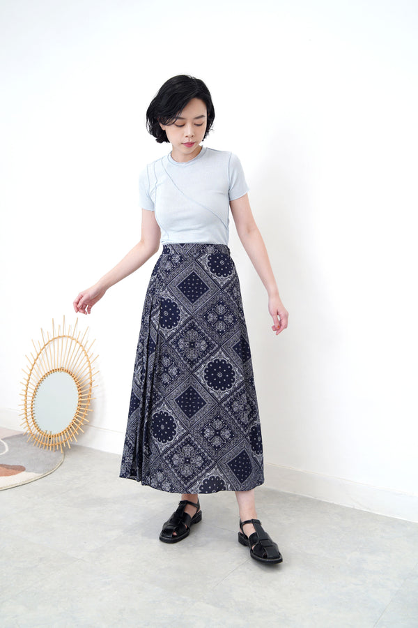 Navy pattern skirt in pleats details