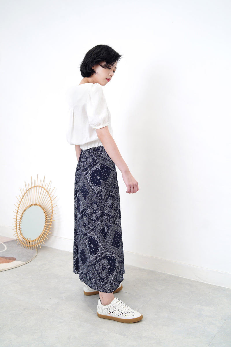 White square neck blouse in elastic hem waist