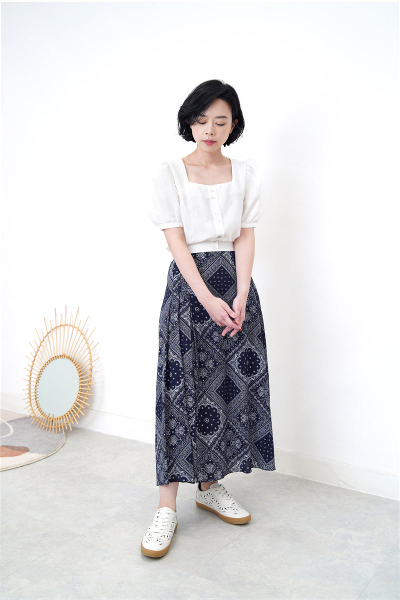 Navy pattern skirt in pleats details