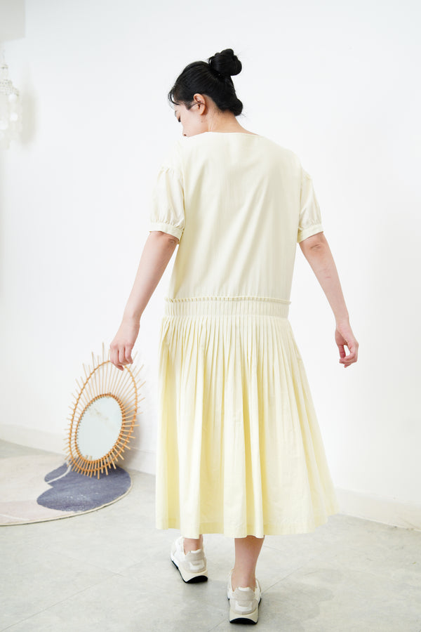 Pastel yellow pleats dress w/ pockets