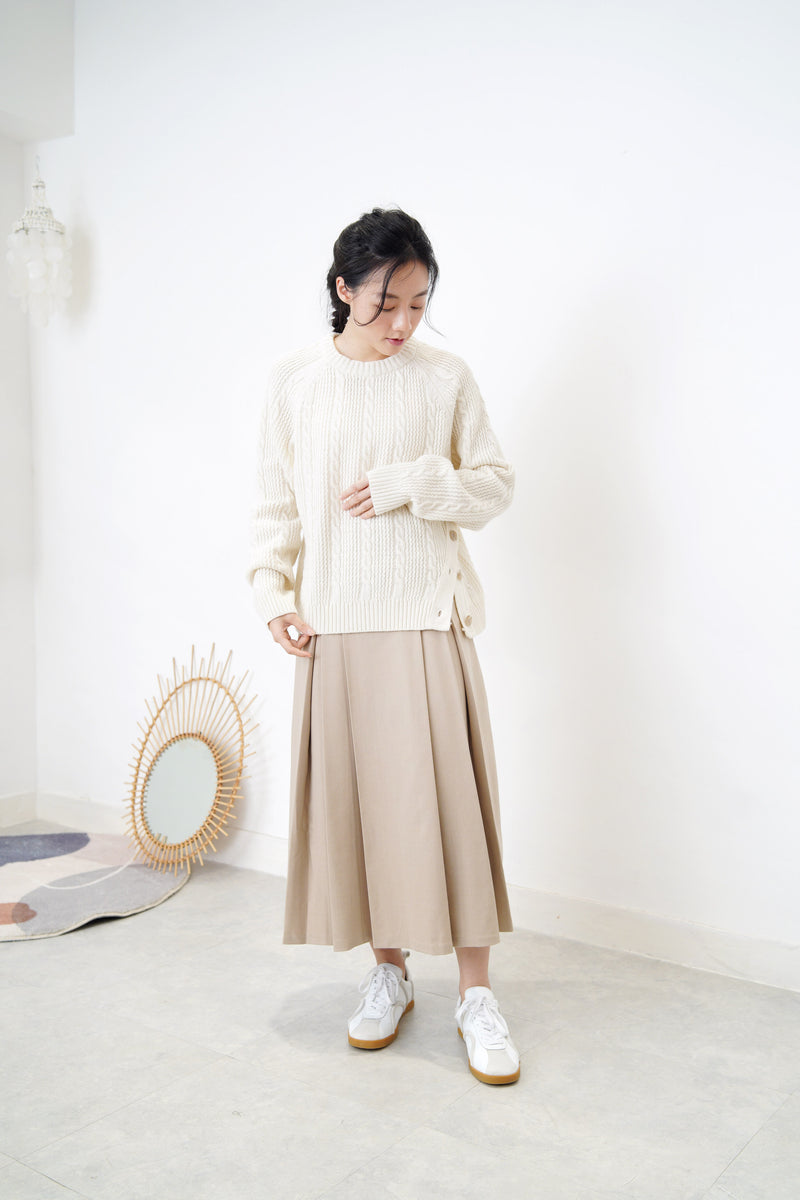 Beige pleats skirt w/ detail thin belt