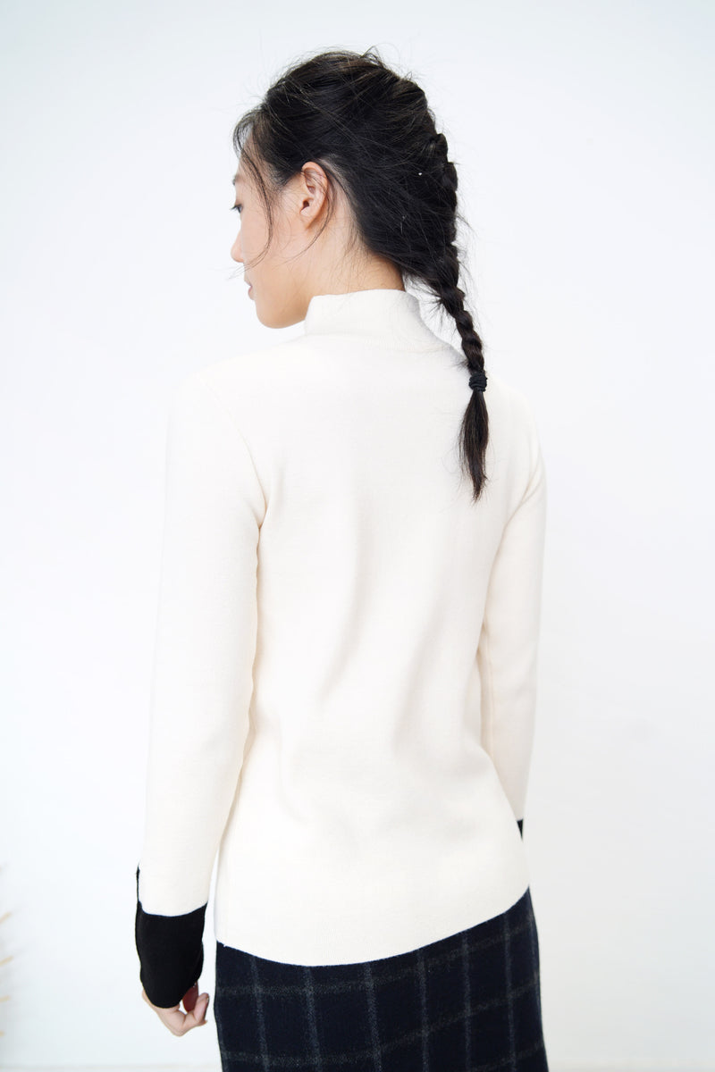 Ivory knit top w/ contrast buttons cuff