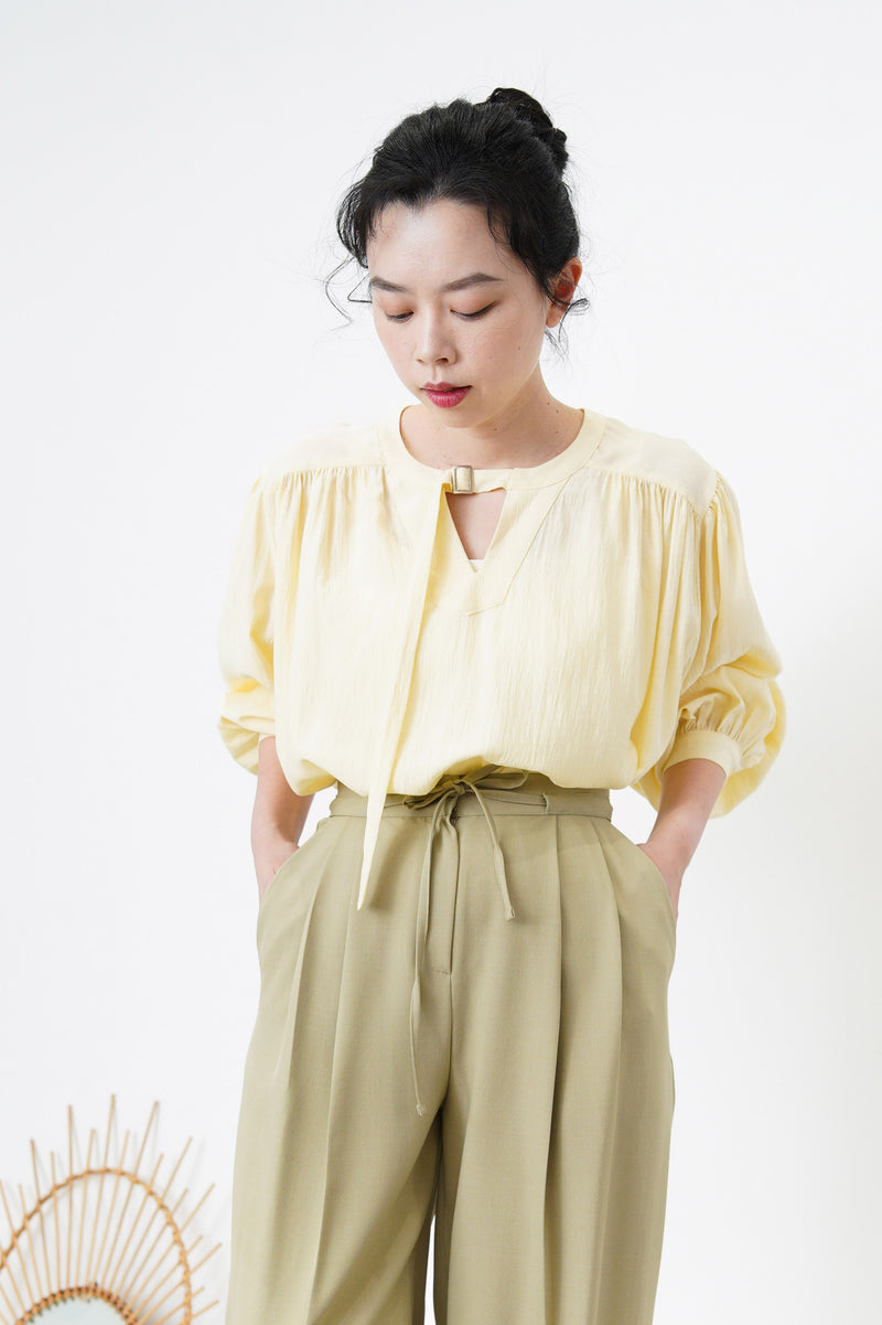 Butter blouse w/ buckle collar details