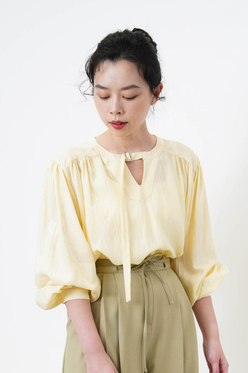 Butter blouse w/ buckle collar details