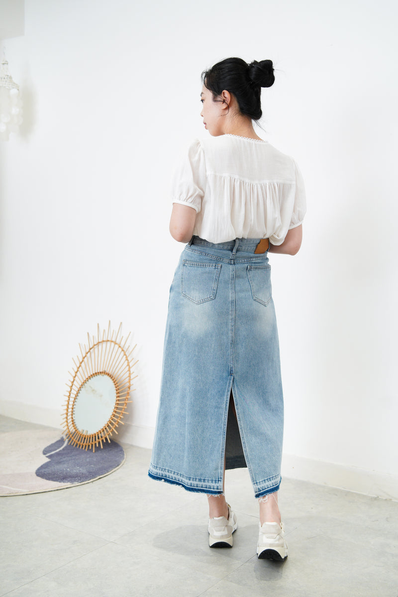 Denim skirt w/ detail fringe