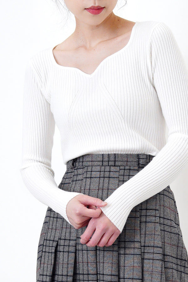 White soft thin sweater in wave collar
