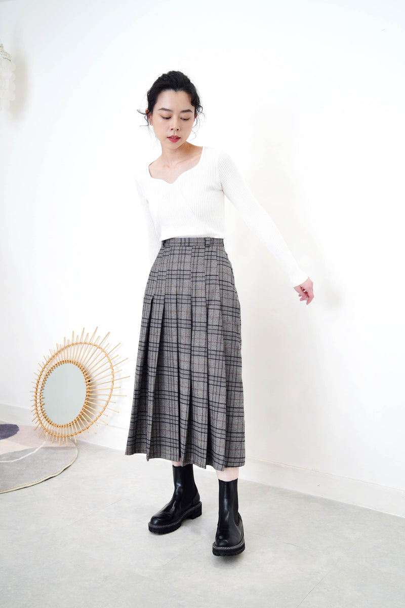 White soft thin sweater in wave collar
