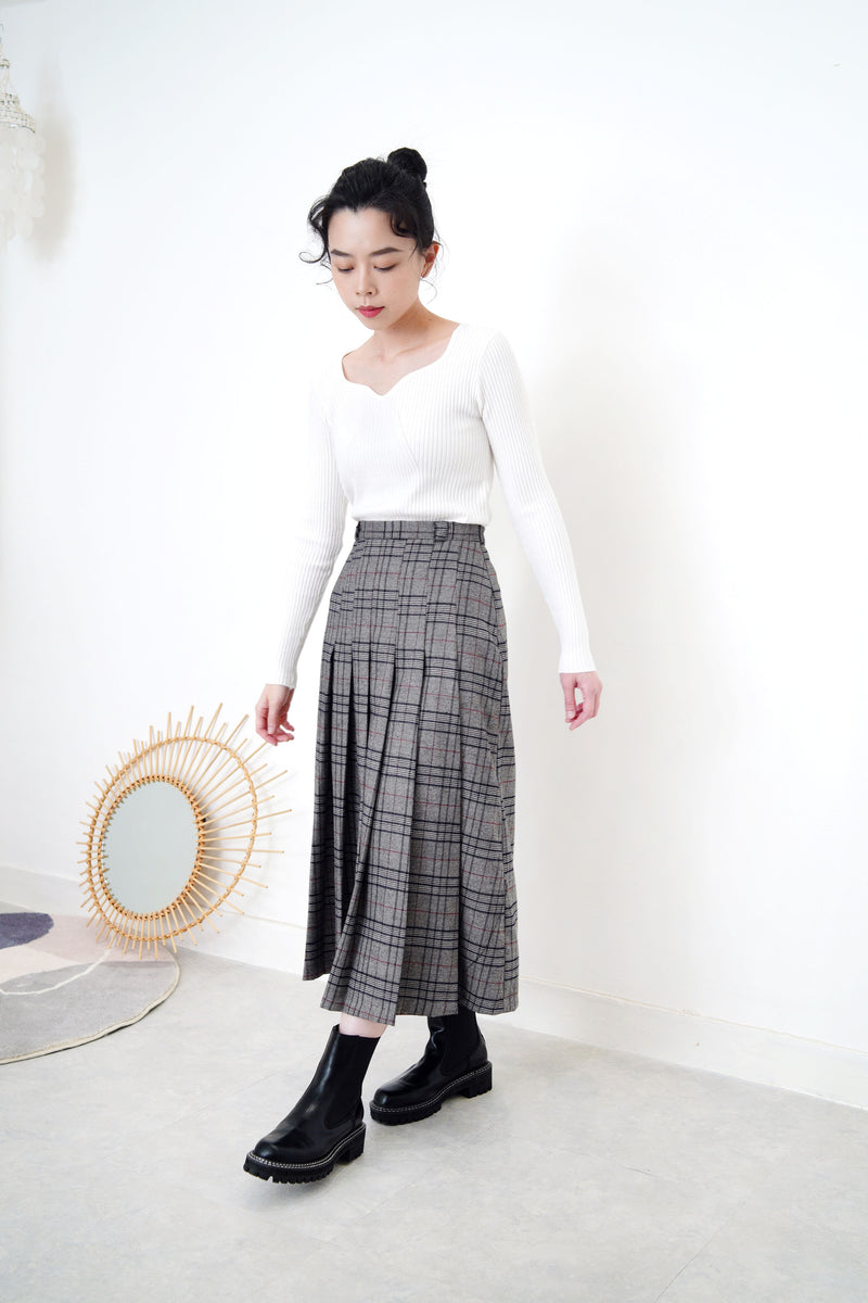 White soft thin sweater in wave collar