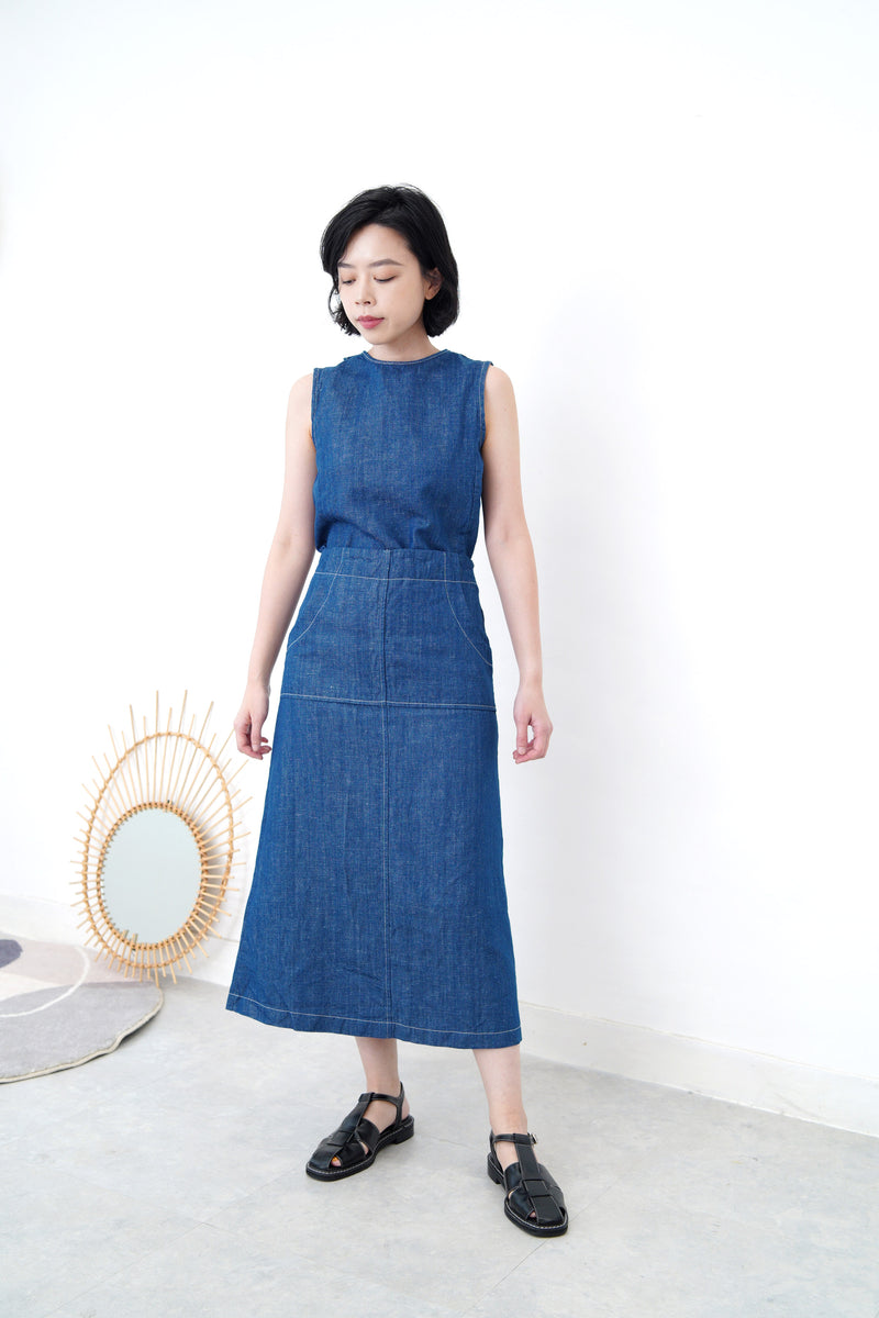 Blue denim skirt w/ outlined stitching