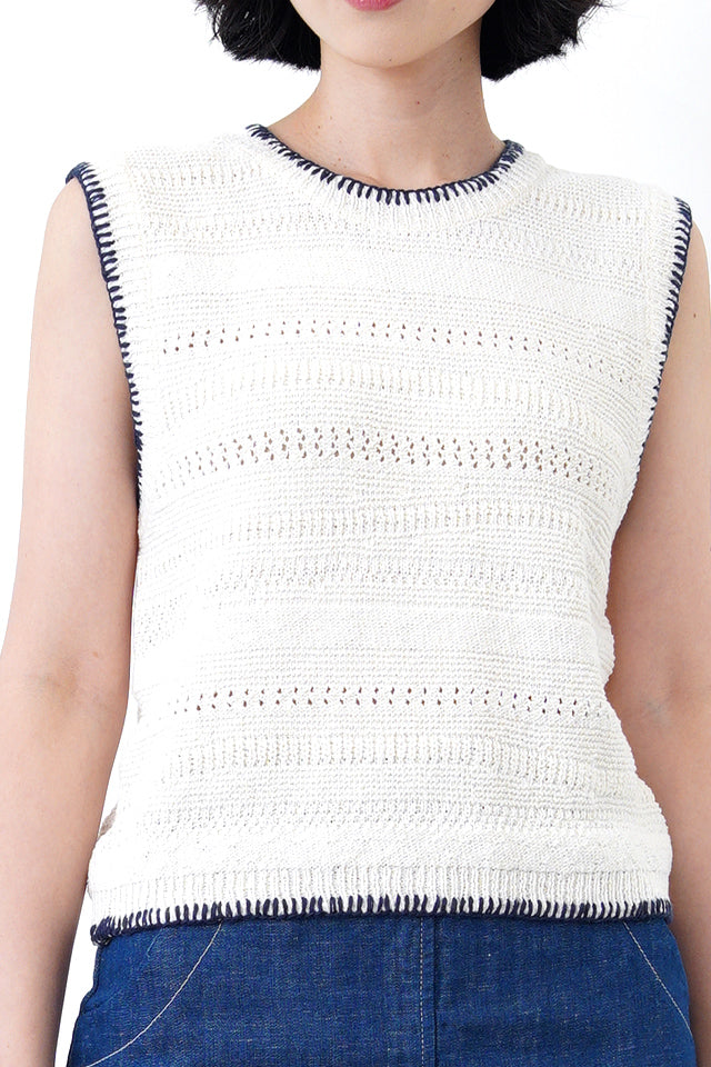 Ivory detail texture vest w/ contrast trimmed