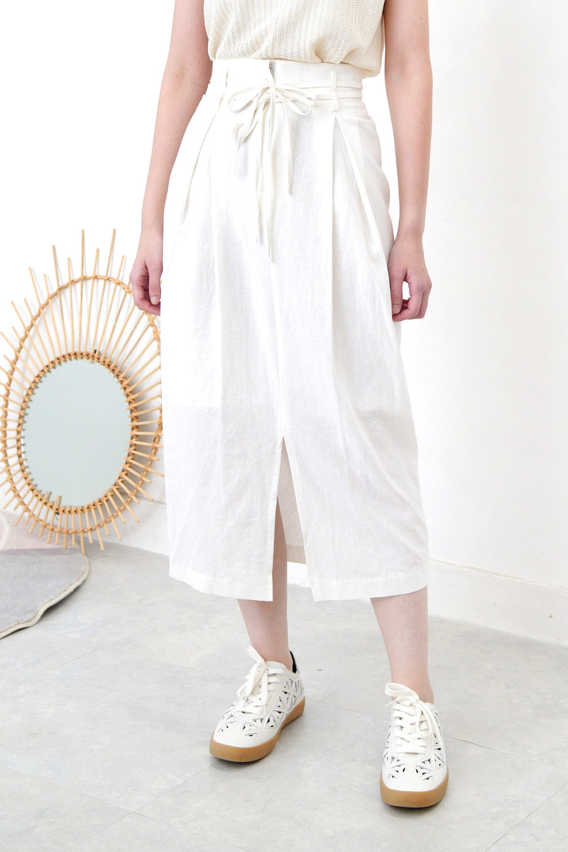 White skirt in double waist strings