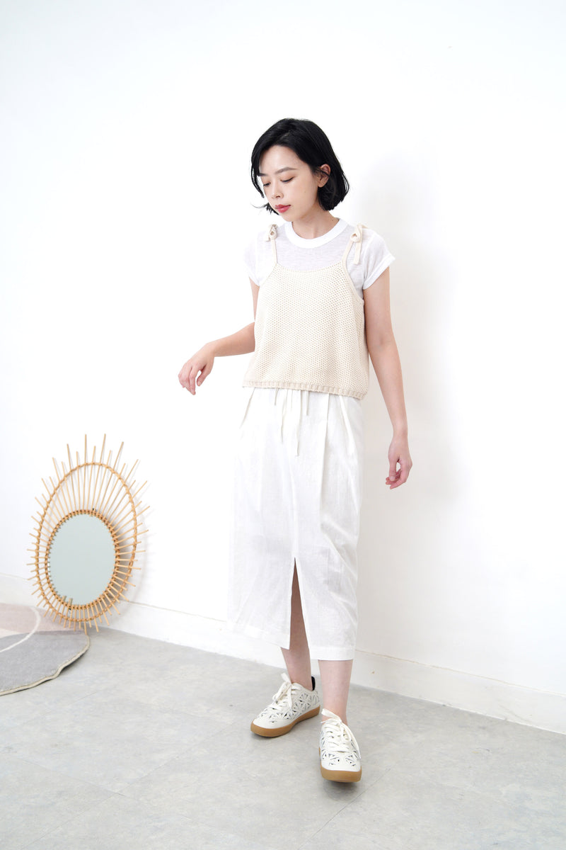 White basic tee top