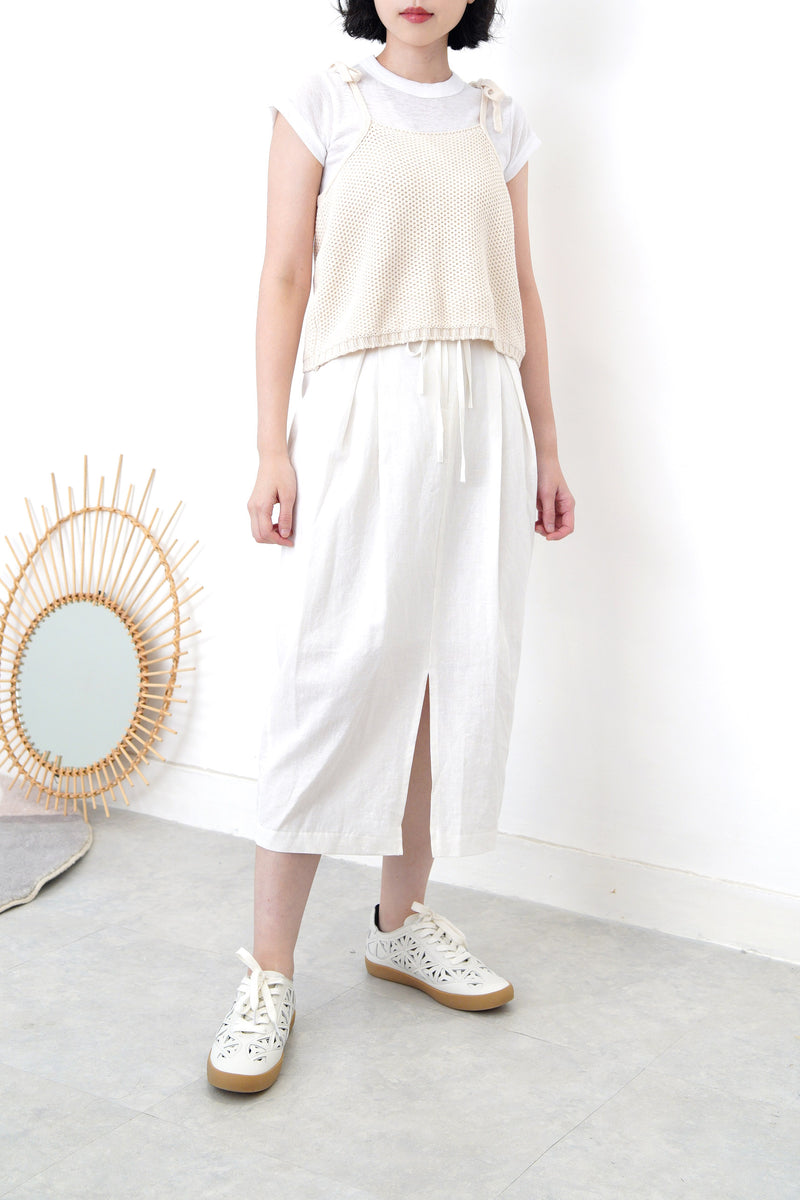 White skirt in double waist strings