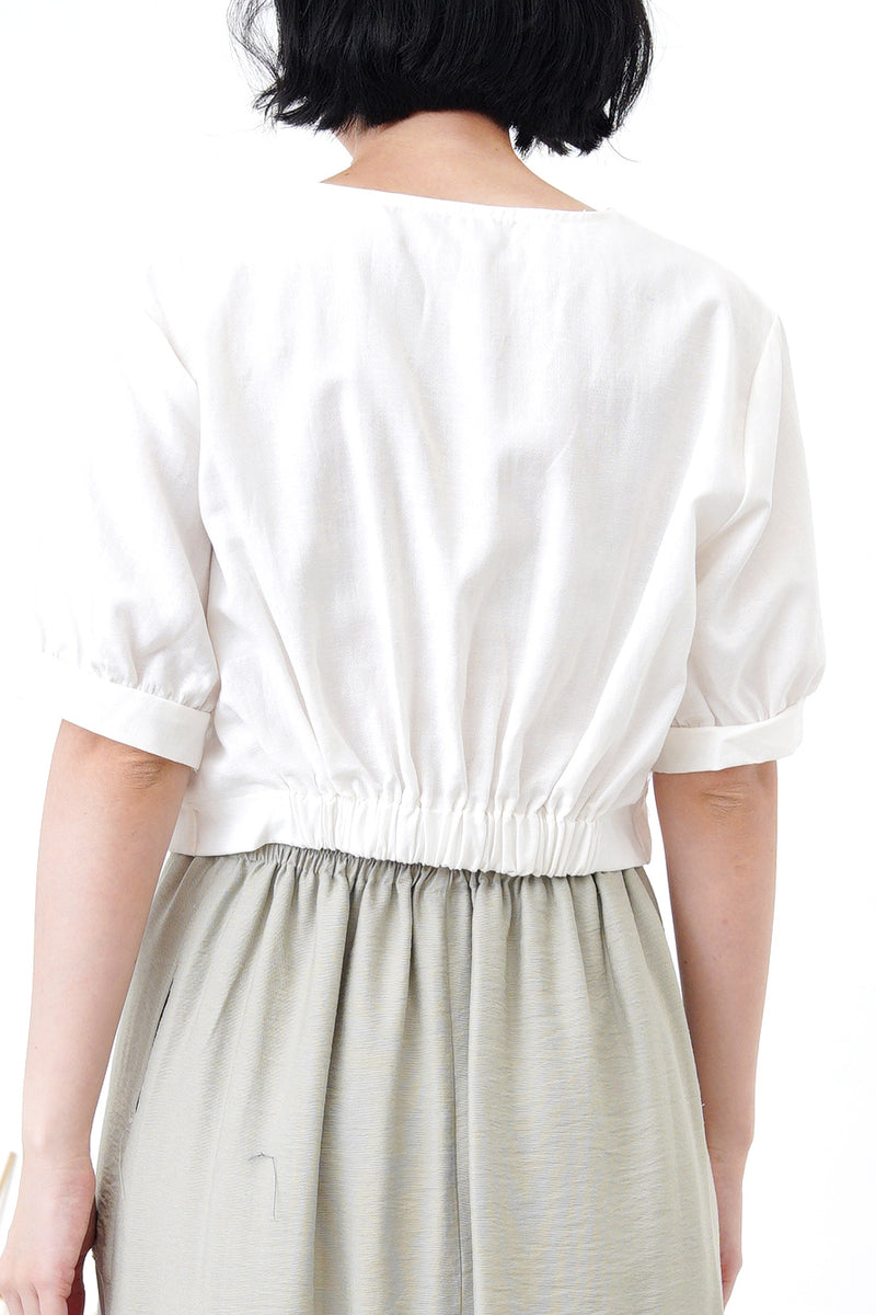 White shirt blouse in knot hem