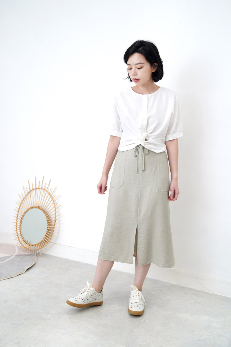 White shirt blouse in knot hem