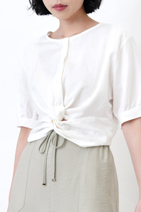 White shirt blouse in knot hem