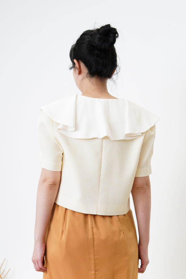 Cream high quality blazer in ruffle collar