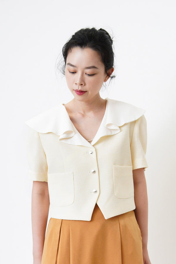 Cream high quality blazer in ruffle collar