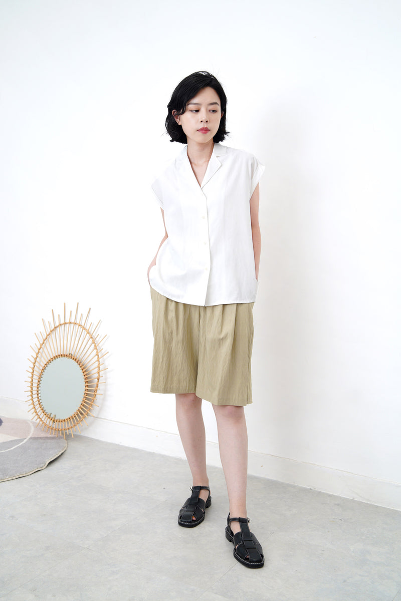 White v neck shirt vest