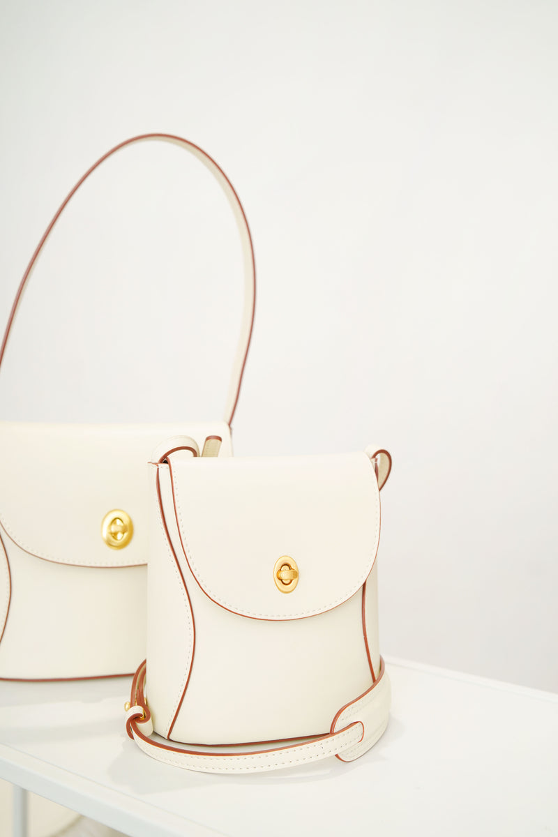 Outlined vintage style leather bag