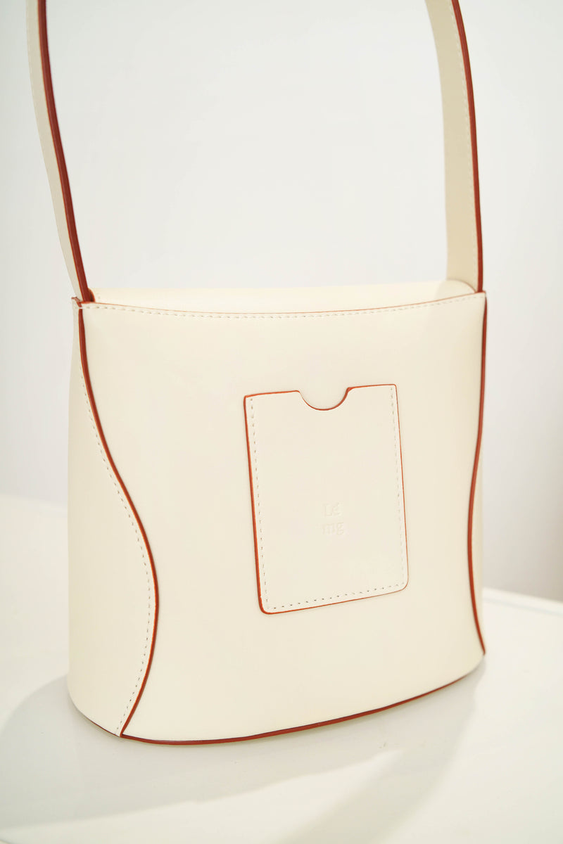 Outlined vintage style leather bag