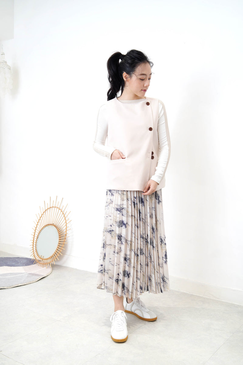 Ivory pleats skirt in brush stroke print